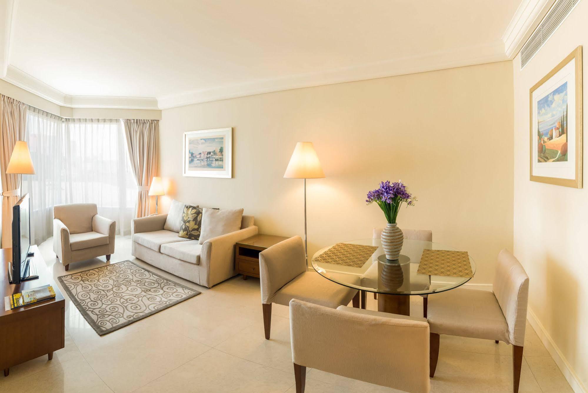 ฮาร์เบอร์ พลาซา เมโทรโปลิส โรงแรม 4*