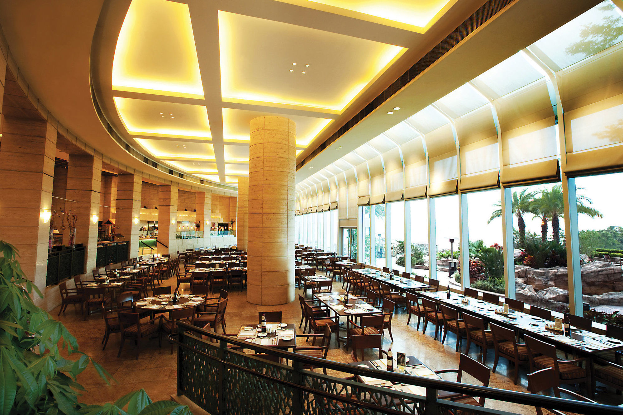 โรงแรม ฮาร์เบอร์ พลาซา เมโทรโปลิส 4*