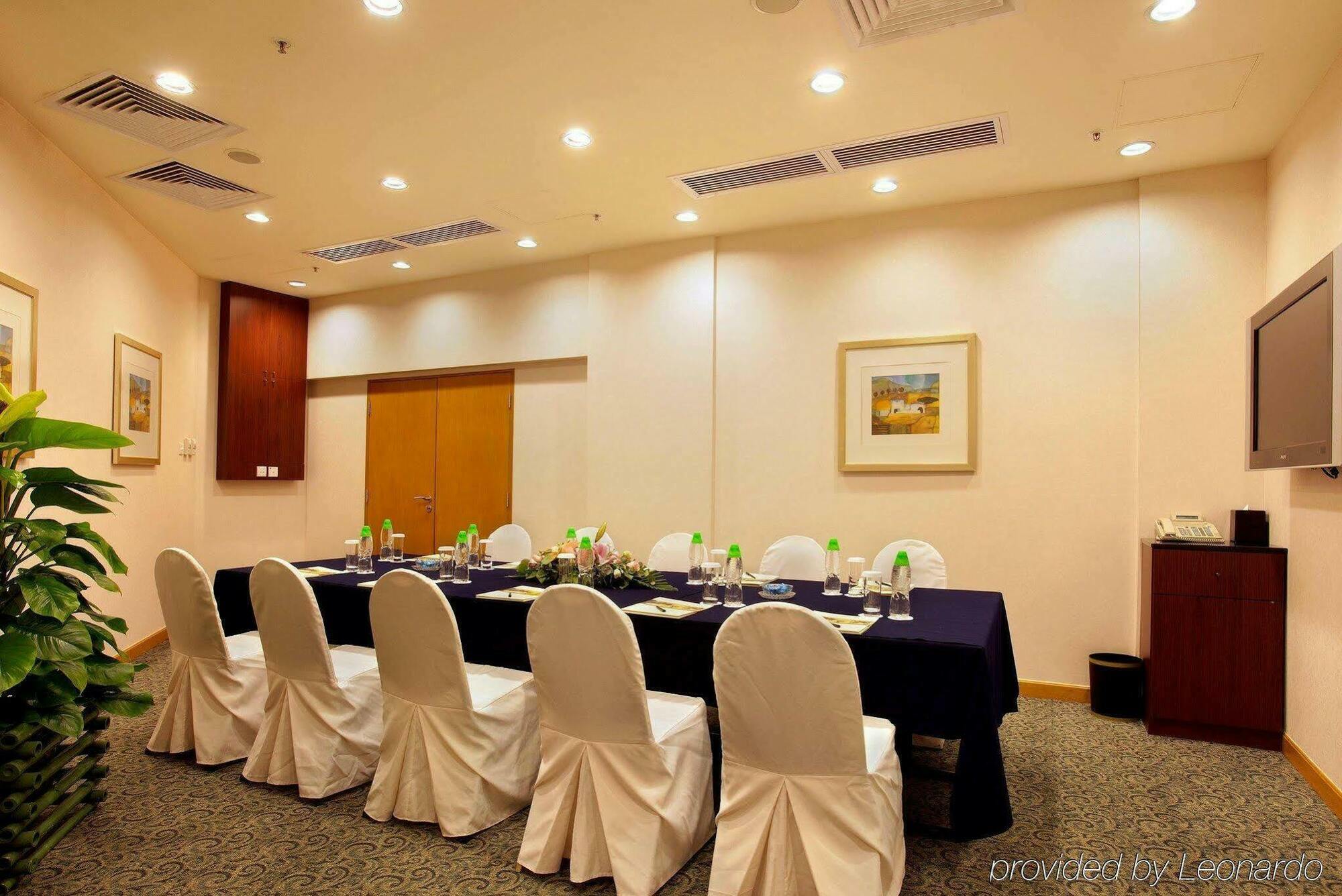 ฮาร์เบอร์ พลาซา เมโทรโปลิส โรงแรม 4*